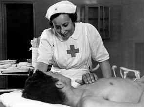 guerre, marine, navire-hôpital, infirmière et blessés, 1943