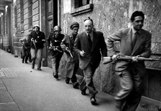lutte partisane, dans la rue à la recherche de tireurs d'élite, 1940 1945
