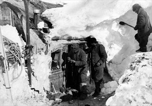première guerre mondiale, soldats déterrant une maison de la neige, 1915-18