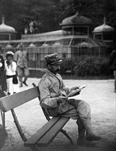 Soldat lisant un journal, 1915-18