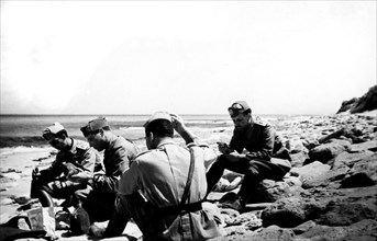 guerre, repas frugal, inspecteur de la libye, et soldats sur la plage de sirtica, 1939 1945