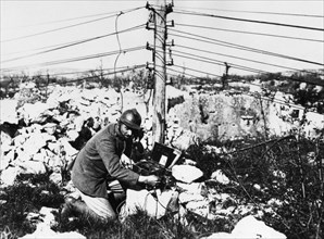 un ingénieur télégraphiste répare une ligne téléphonique dans le karst, 1915 1918