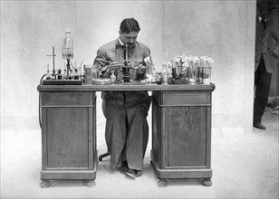 sciences, vivisectionniste au travail, 1911