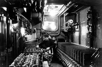 un conducteur de train vérifie les moteurs électriques d'un train en marche, 1964