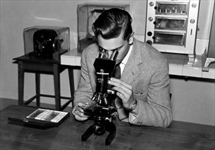 érudit au microscope, 1957