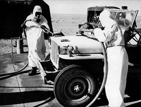 lavage anti-radioactivité après l'essai de la bombe atomique française au sahara, 1952