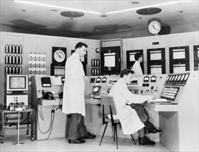 techniciens nucléaires dans la salle de contrôle, 1959