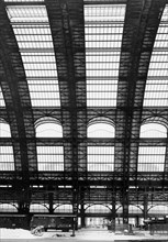 les arcs de soutènement de la gare centrale de milan, inaugurée en 1931 et conçue en 1906 dans le cadre de la réorganisation ferroviaire de la ville.