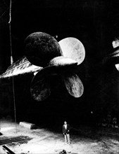 une hélice du paquebot Rex, dont la taille colossale nous est rendue par son rapport à la figure humaine. 1915-40
auteur : august .g. cornigliano ligure (g)