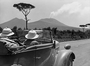le vésuve vu depuis l'autoroute entre naples et pompei inaugurée en 1929. le photographe allemand paul wolff crée une image emblématique du "voyage en italie, pays du soleil", annoncé dans ces années-...
