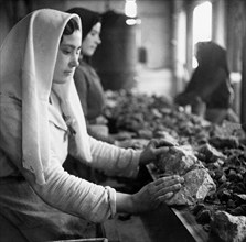 italie, sardaigne, montevecchio, femme au travail, années 30