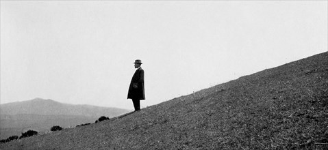 homme regarde le paysage, mirasole, 1930-1940