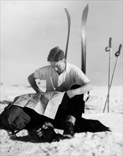 sport, skieur lisant une carte, 1950