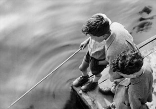 Petits garçons à la pêche, 1940