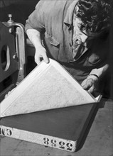 bureau de cartographie, exécution d'un moulage à partir d'une pierre lithographique, 1954