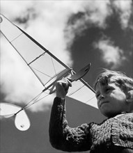 enfant jouant avec un avion jouet, 1949