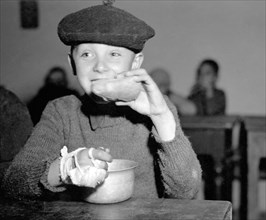 italie, le village des enfants, manger des enfants, mars 1946
