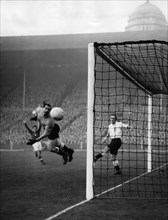 football, le gardien de but anglais merrik tente un arrêt, hongrie-anglaise, 6-3, 1954