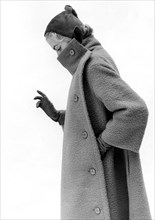 mode, cape en laine rouge 'garritta' de pierre clarence, novembre 1953