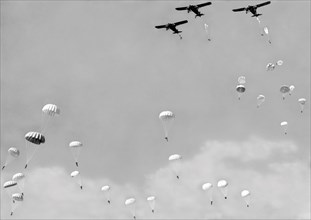 guerre, aéronautique, parachutistes en descente simultanée, 1942