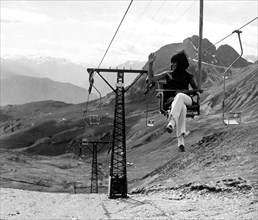 fille en télésiège sur les pâturages d'avelengo, 1969