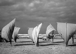 tentes sur la plage, 1955
