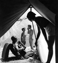 tourisme, camping en couple, tente sur le lac, 1956