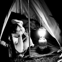 l'intérieur d'une tente le soir, 1956