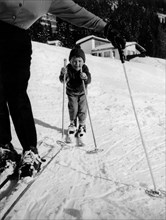 enfant sur des skis à madonna di campiglio, 1958