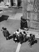 touristes au palais ducal de venise, 1955