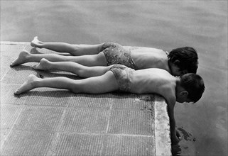 enfants jouant avec de l'eau, 1963