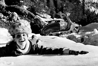 lambretta et modèle dans la neige, 1960
