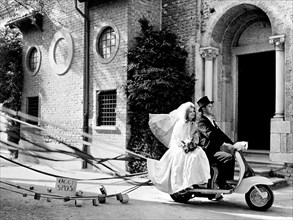 deux jeunes mariés sur lambretta, 1960