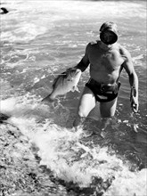 Pêcheur sous-marin australien avec sa prise, 1961