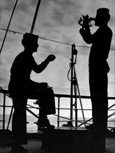 des marins font l'inventaire du navire, 1965