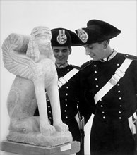 carabinieri à une exposition étrusque, 1955