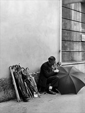 milan, corso magenta, réparateur de parapluies itinérant, 1960