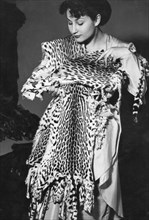 italie, lombardie, milan, fourrure exposant à la XXIVème édition de la foire, 1951