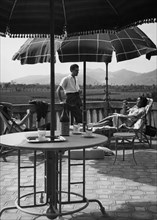 italie, veneto, abano terme, terrasse d'une station thermale à abano terme, 1955