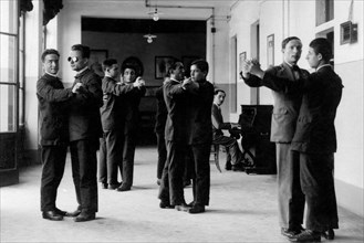 florence, hommes dansant dans une salle de l'istituto casa dei ciechi, 1920 1930