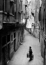italie, veneto, venise, attente d'un panier dans une calle, 1910 1920