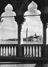 italie, veneto, venise, vue de l'église de san giorgio depuis le palais ducal de venise, 1950 1960