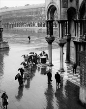 italie, venise, place san marco sous la pluie, 1962
