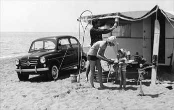 camping sur la plage de la mer, 1960