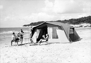 camping au bord de la mer, 1969