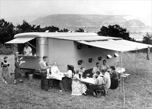 caravane avec lits superposés et installations, 1955