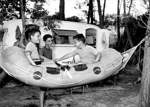 jouant sur le terrain de camping, 1956