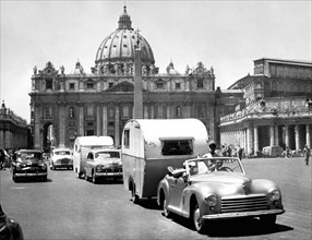caravane dans la piazza san pietro, 1956