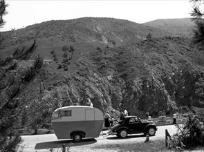 caravane "libellula" tirée par une fiat 500 topolino, 1953