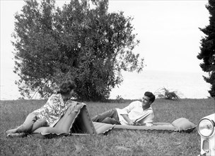 tourisme, voyage au lac, touristes sur des matelas, 1962